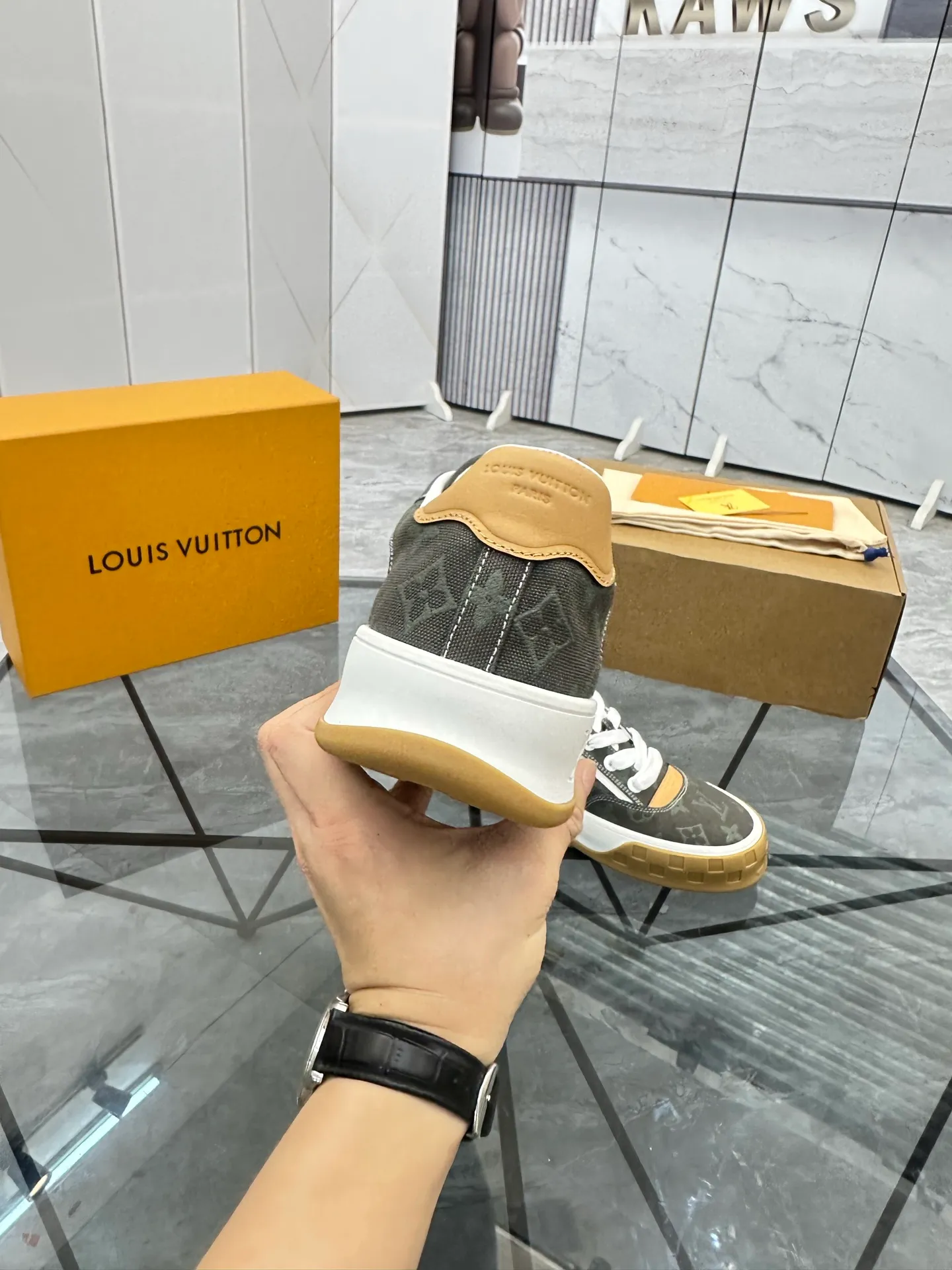 Men's shoes for sale 💰: 💰P660¥ Top quality Comes with airplane case Product trademark: LV* "Louis Vuitton*" low-top casual shoes Regular size: 35-44 (can be customized to 45) Couple style Product materials: imported nubuck leather upper, sheepskin lining, original outsole. Number: 819
